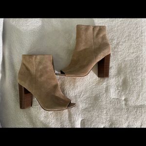 Sam Edelman ankle bootie. Beige Faux suede. US10.5